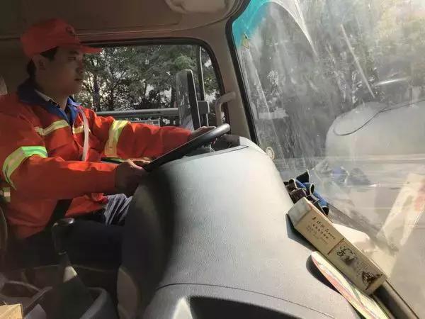 城市美容师的工作艺术，洒水车工作实录视频欣赏